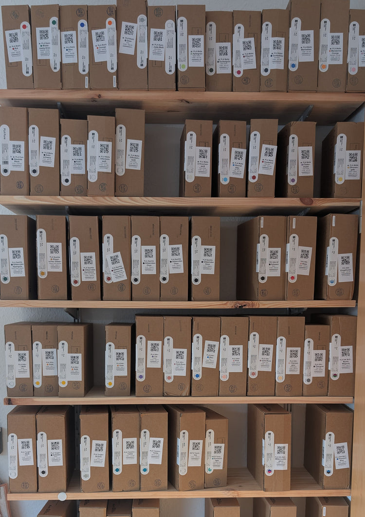 Materiallager mit beschrifteten Filamentkartons in der Bartz24-Werkstatt